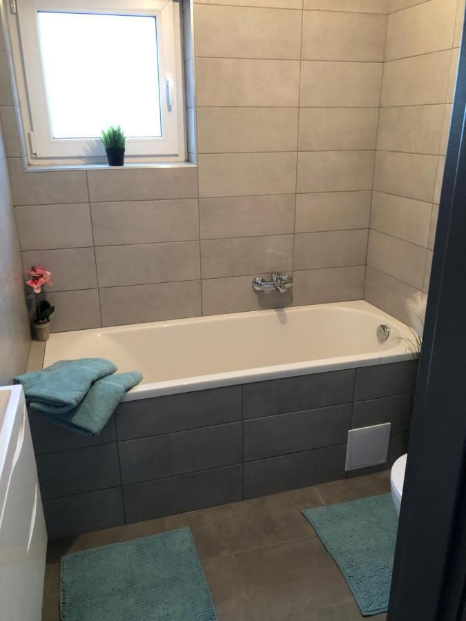Szeged Gyoengye Delux Apartment Bagian luar foto