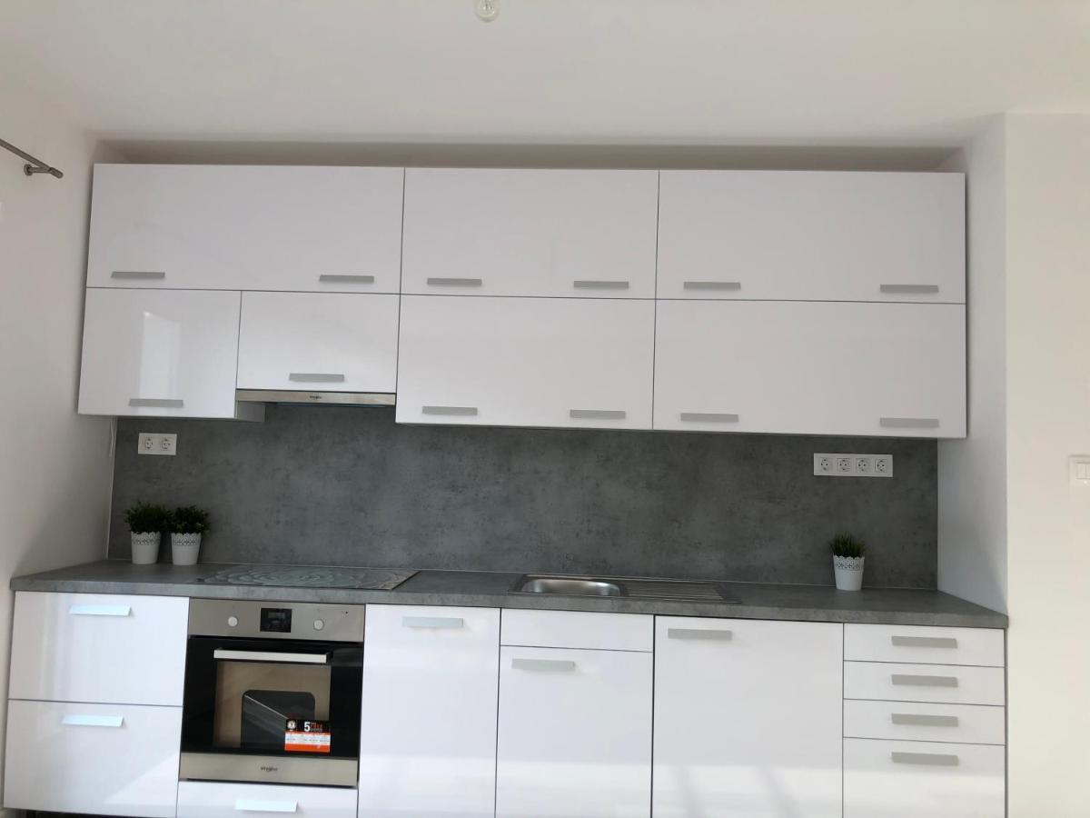 Szeged Gyoengye Delux Apartment Bagian luar foto