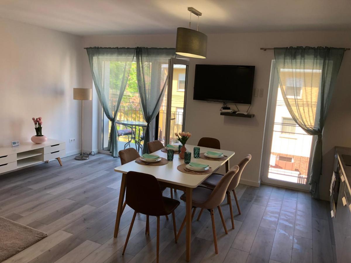 Szeged Gyoengye Delux Apartment Bagian luar foto