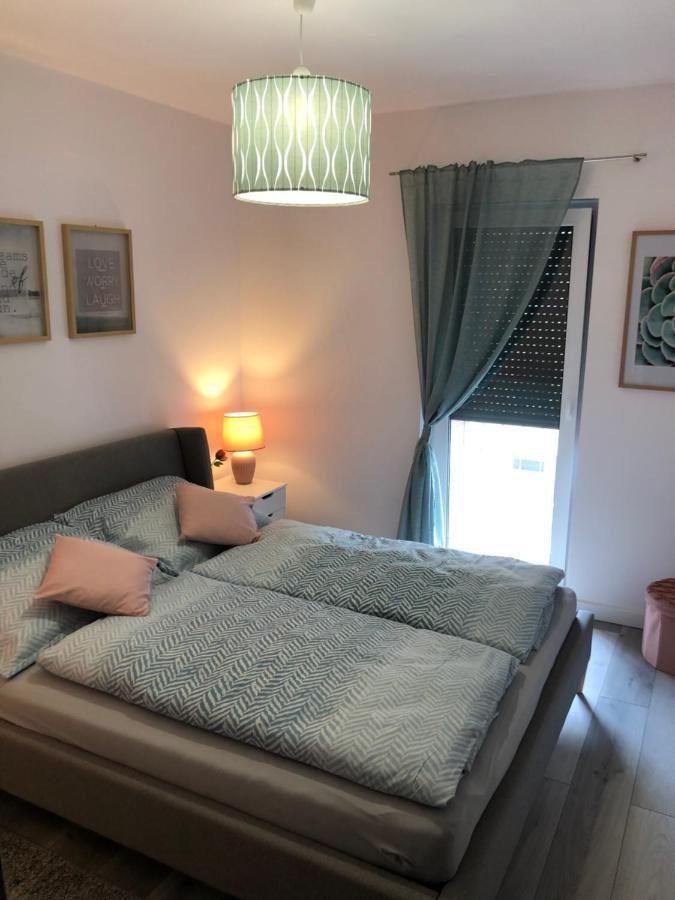 Szeged Gyoengye Delux Apartment Bagian luar foto