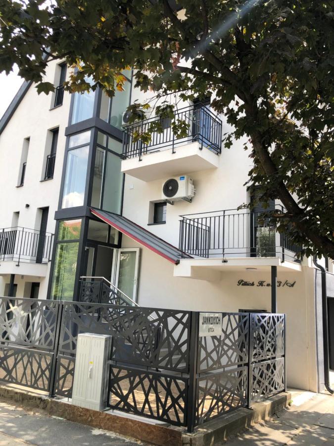 Szeged Gyoengye Delux Apartment Bagian luar foto