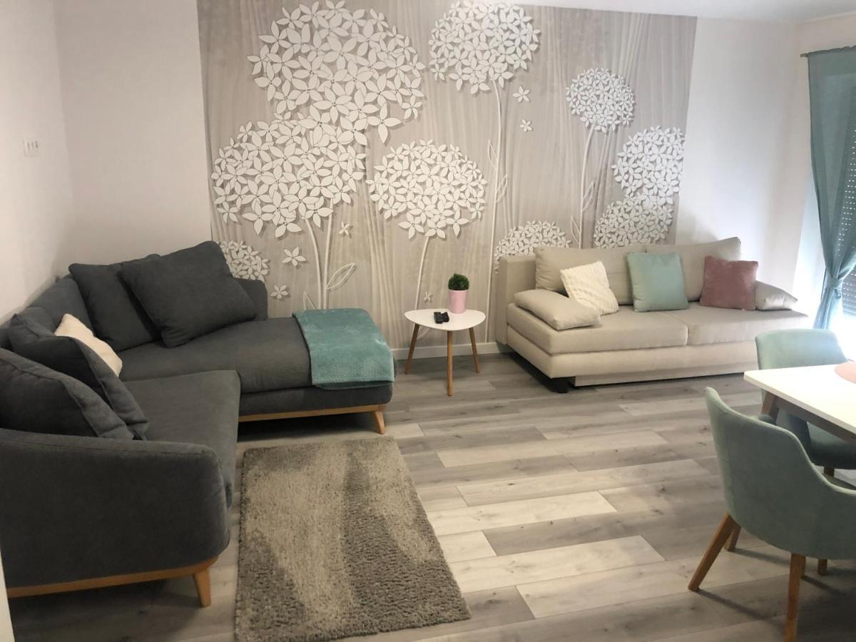 Szeged Gyoengye Delux Apartment Bagian luar foto