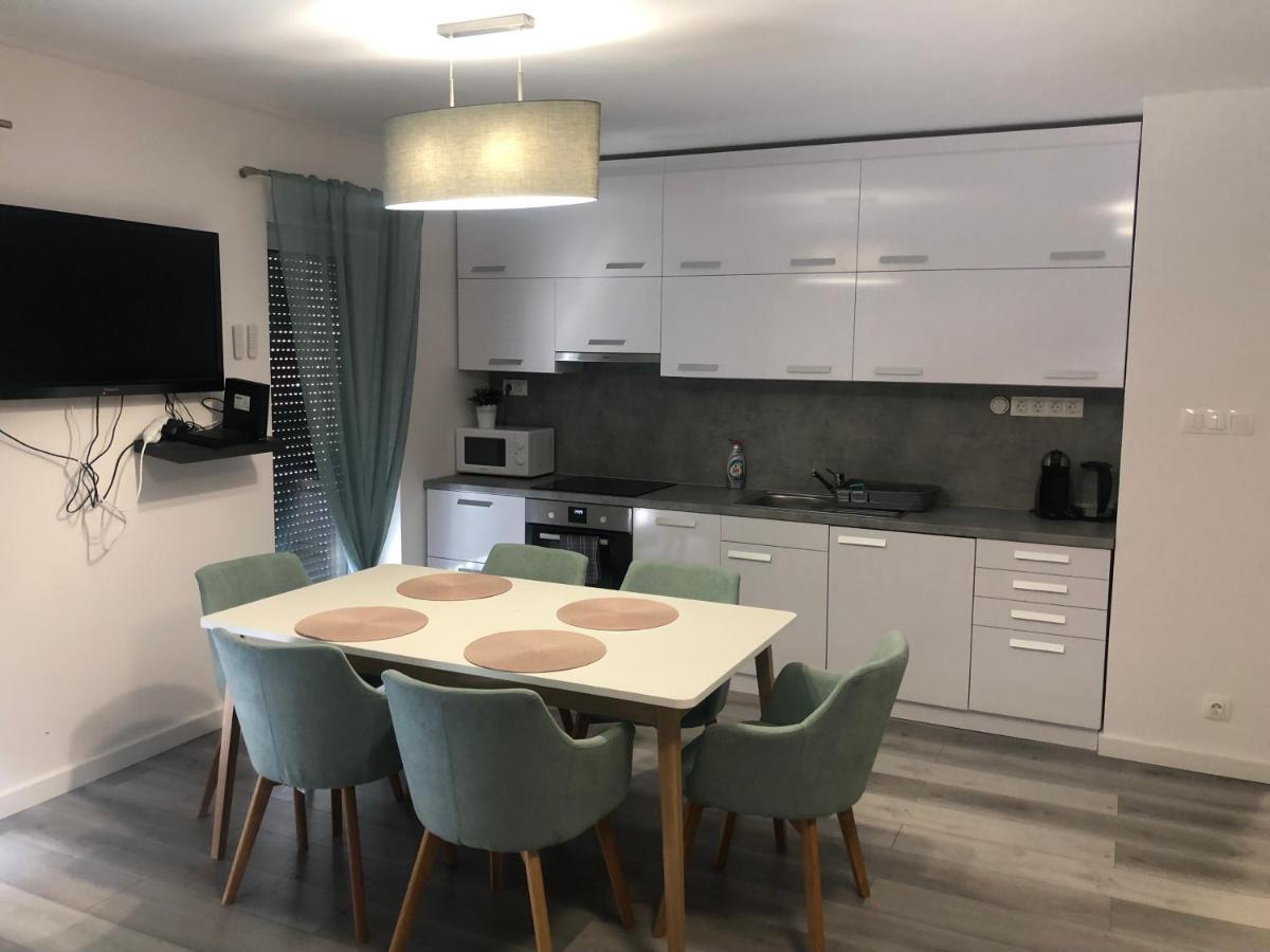 Szeged Gyoengye Delux Apartment Bagian luar foto